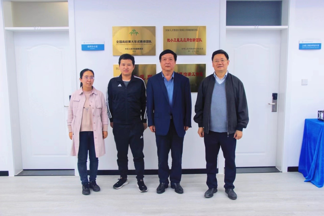 杨伟院士一行参观航天学院精确制导与控制研究所-航天学院