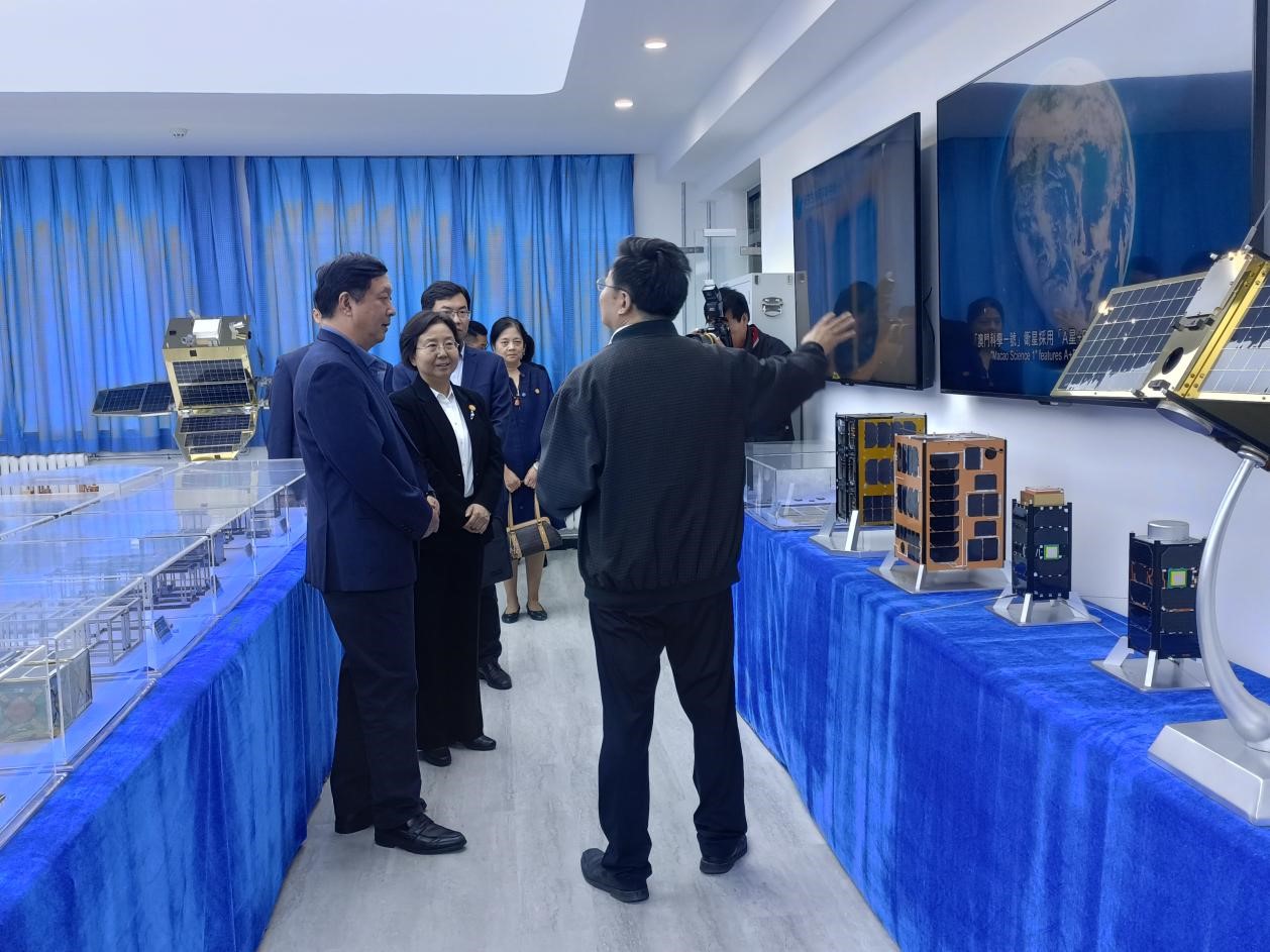 杨伟院士一行参观航天学院精确制导与控制研究所-航天学院